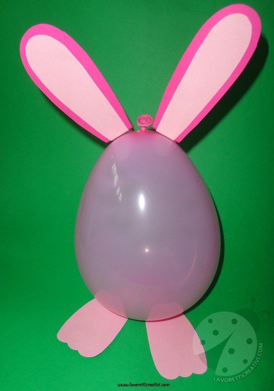 Coniglio di Pasqua con palloncino in pasqua 