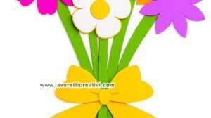 mazzo di fiori con cartoncini