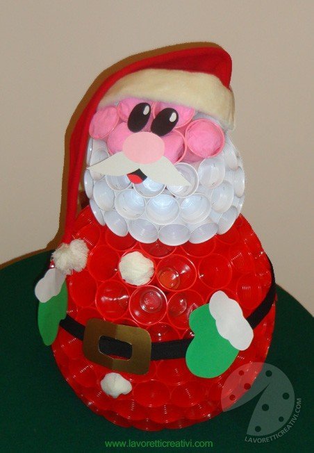 Babbo Natale con i bicchieri di plastica