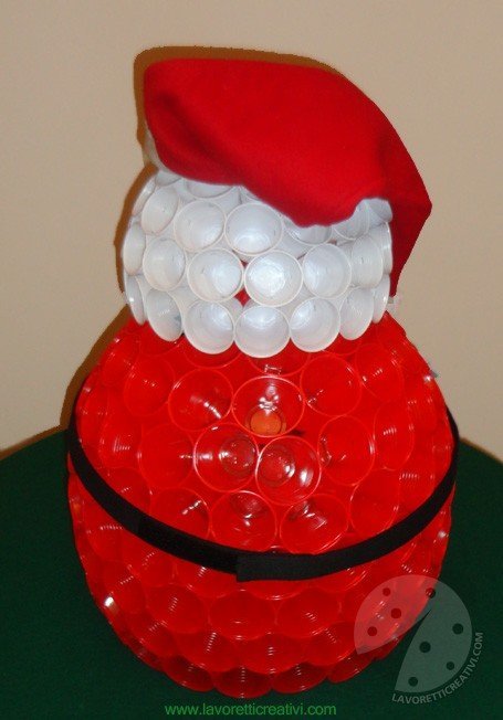 Babbo Natale con i bicchieri di plastica