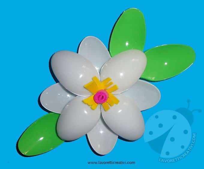 Lavoretti Creativi - Fiore con cucchiai di plastica - Lavoretti Creativi