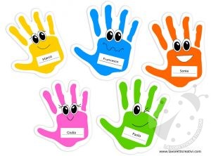 Mani di carta con il nome dei bambini