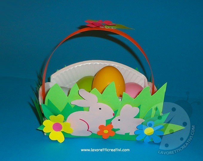 Cestino con conigli e fiori per uova di Pasqua 