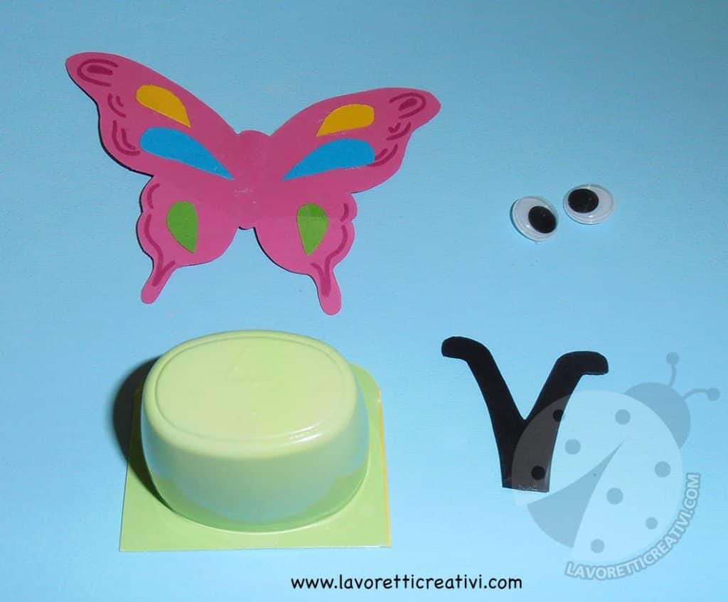 Come creare una farfalla con un vasetto dello yogurt