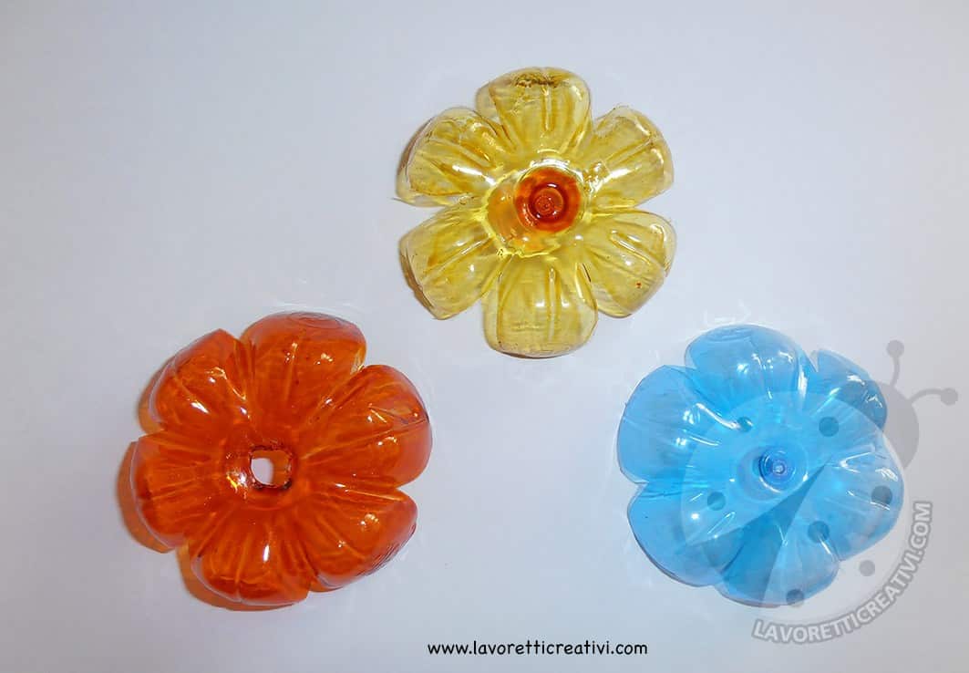 Fiori con bottiglie di plastica e cannucce