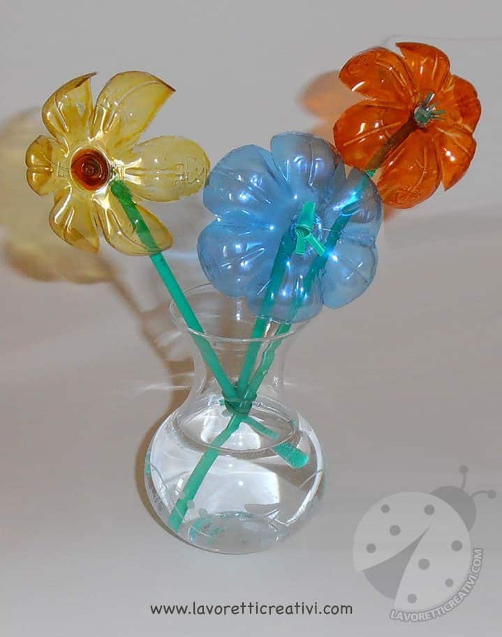 Fiori con bottiglie di plastica e cannucce