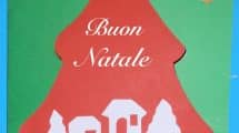 Biglietto di auguri con albero di Natale e paesaggio innevato