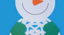 Come realizzare un pupazzo di neve con un fiocco di neve di carta