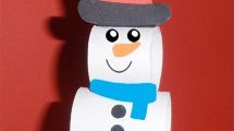 Pupazzo di neve con rotoli di cartone della carta igienica