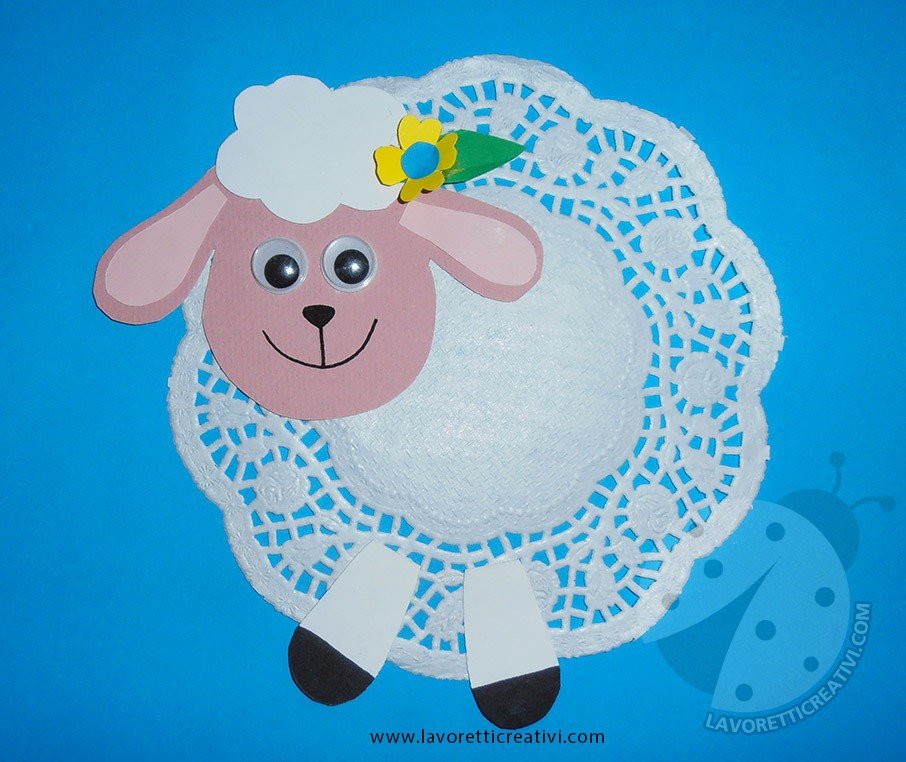 Pecorella di Pasqua con centrino di carta