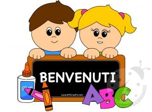 Bambini con scritta benvenuti