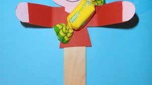 Bambino con caramella per il benvenuto