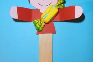 Bambino con caramella per il benvenuto