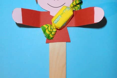 Bambino con caramella per il benvenuto