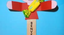 Bambino con caramella per il benvenuto