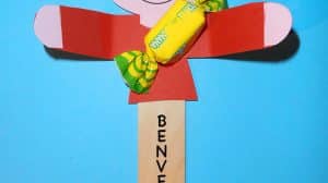 Bambino con caramella per il benvenuto
