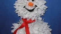 Pupazzo di neve con pon pon di carta velina