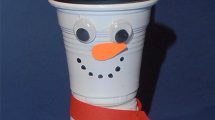 Lavoretti inverno Pupazzo di neve con bicchieri di plastica