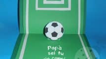 Biglietto pop up per la Festa del papà Campo calcio con pallone