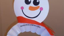Pupazzo di neve con i bicchieri di plastica facile
