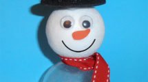 Pupazzo di neve con pallina di plastica trasparente