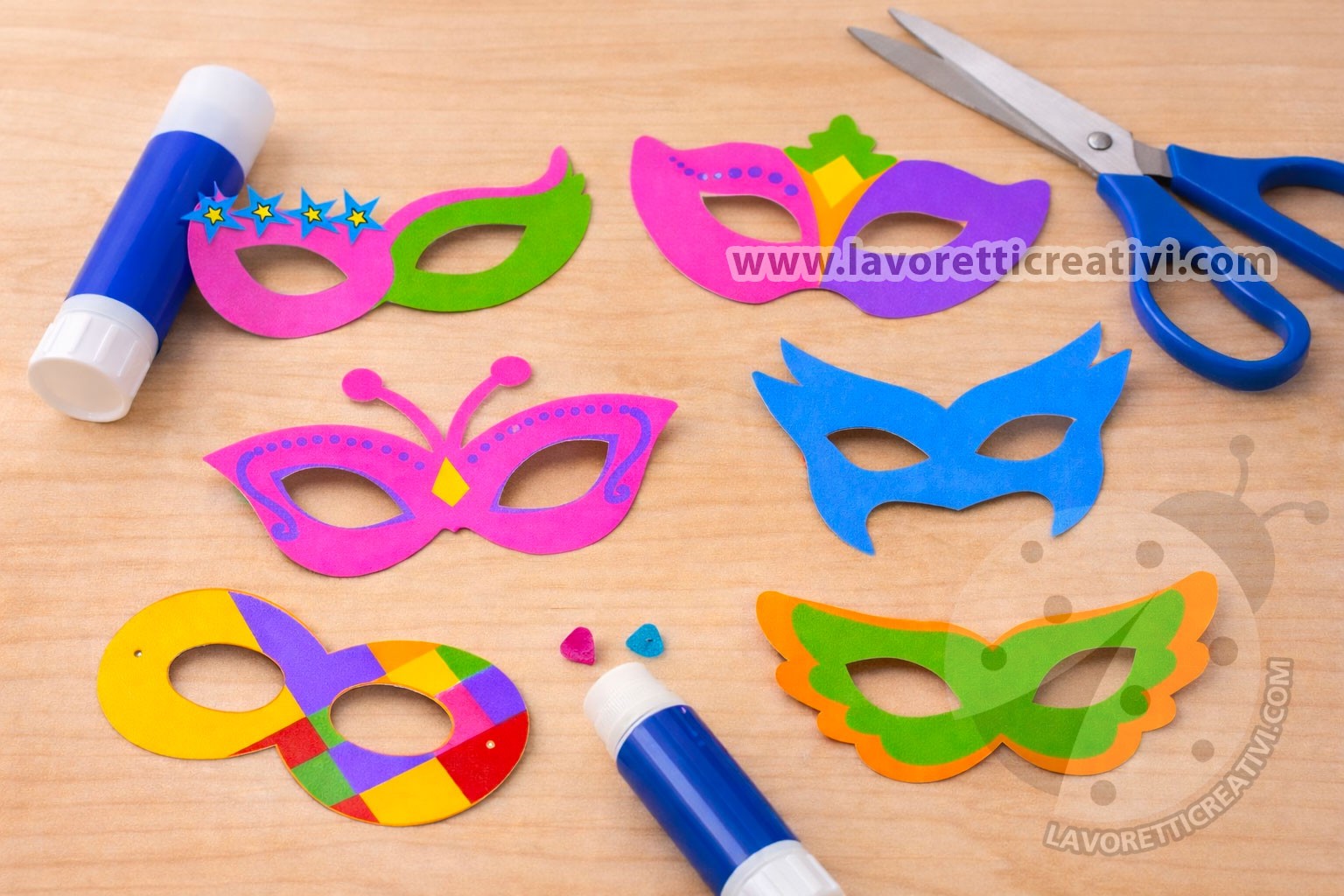 Set di maschere colorate 8 naschere di carnevale artigianali