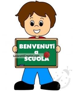 Bambino con scritta Benvenuti a scuola