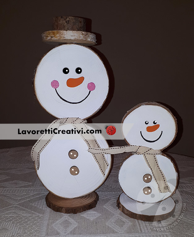 Pupazzi di neve con dischi di legno