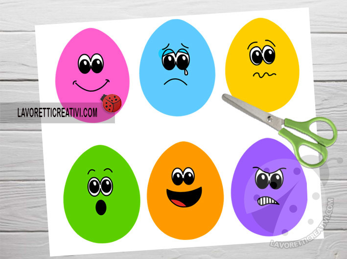Uova colorate con le emoticon