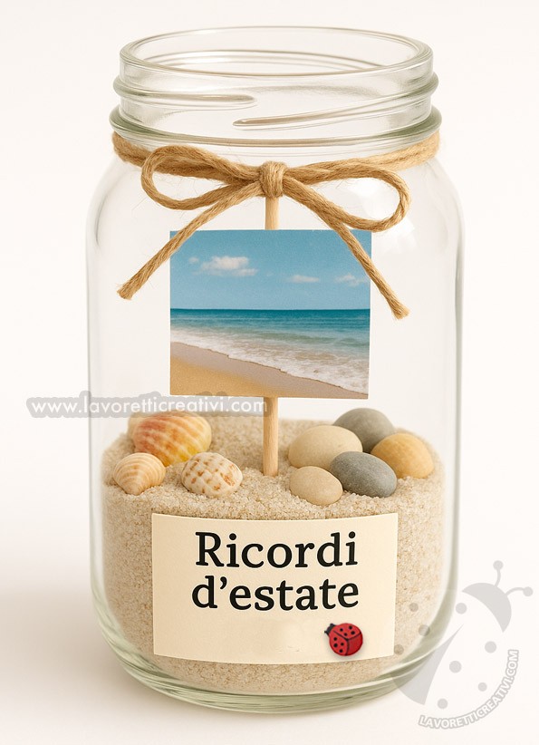 Un barattolo dei ricordi dell’estate in vetro trasparente, pieno di sabbia, conchiglie e foglietti colorati piegati, con un’etichetta “Ricordi d’estate” sul davanti e un fiocco di spago al collo.