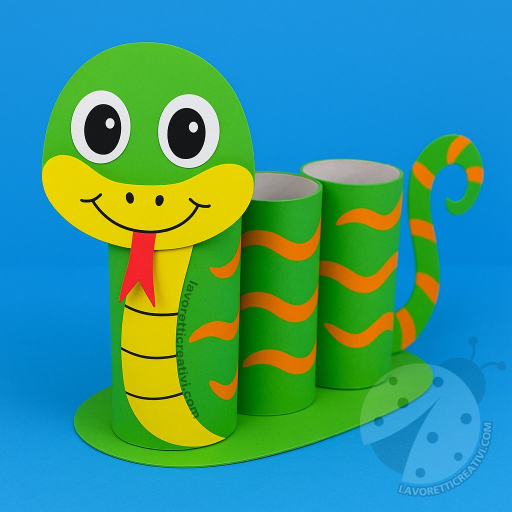 Portapenne serpente realizzato con tre rotoli di carta igienica. Portapenne fai da te di carta.
