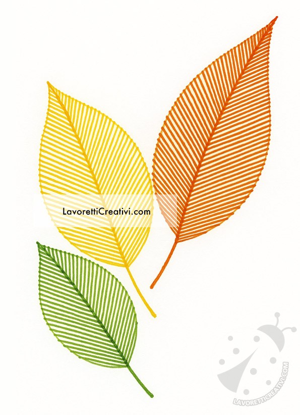 Attività di arte a scuola con foglie autunnali sovrapposte in verde, giallo e arancione disegnate con linee parallele su foglio bianco.