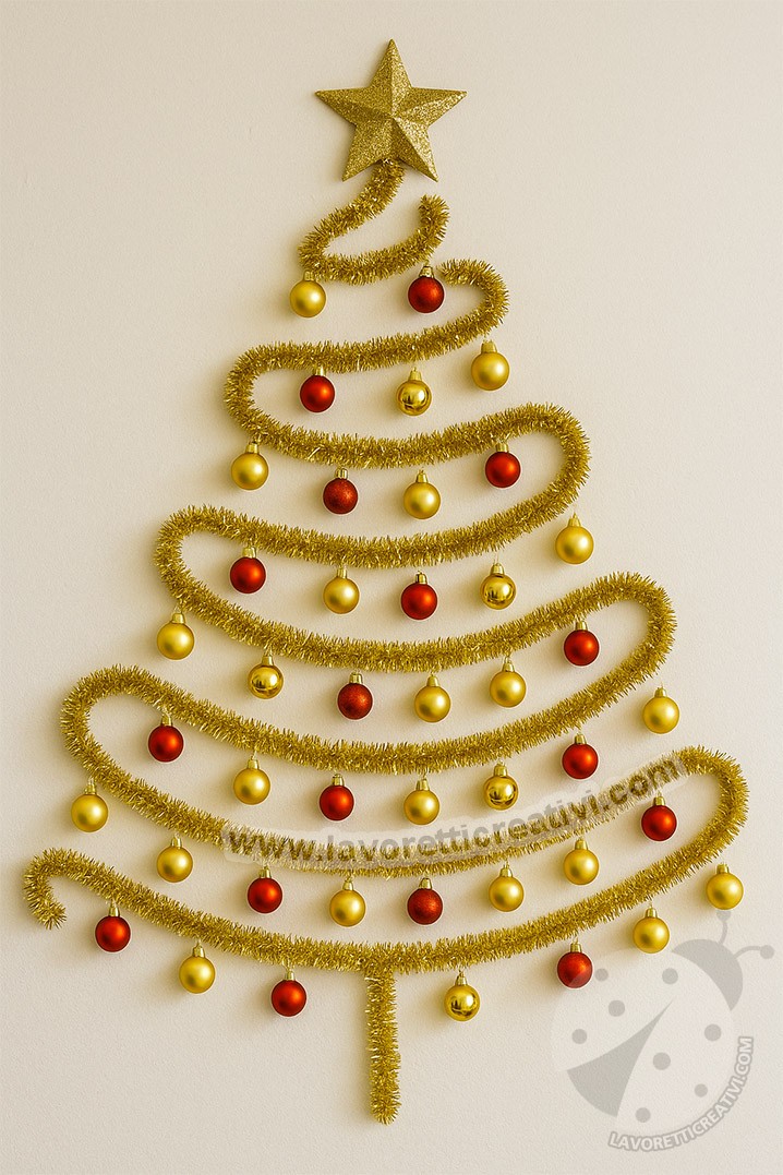 Albero di Natale da parete realizzato con stella filante dorata a zig-zag, decorato con molte palline rosse e dorate e stella in cima, su sfondo chiaro elegante
