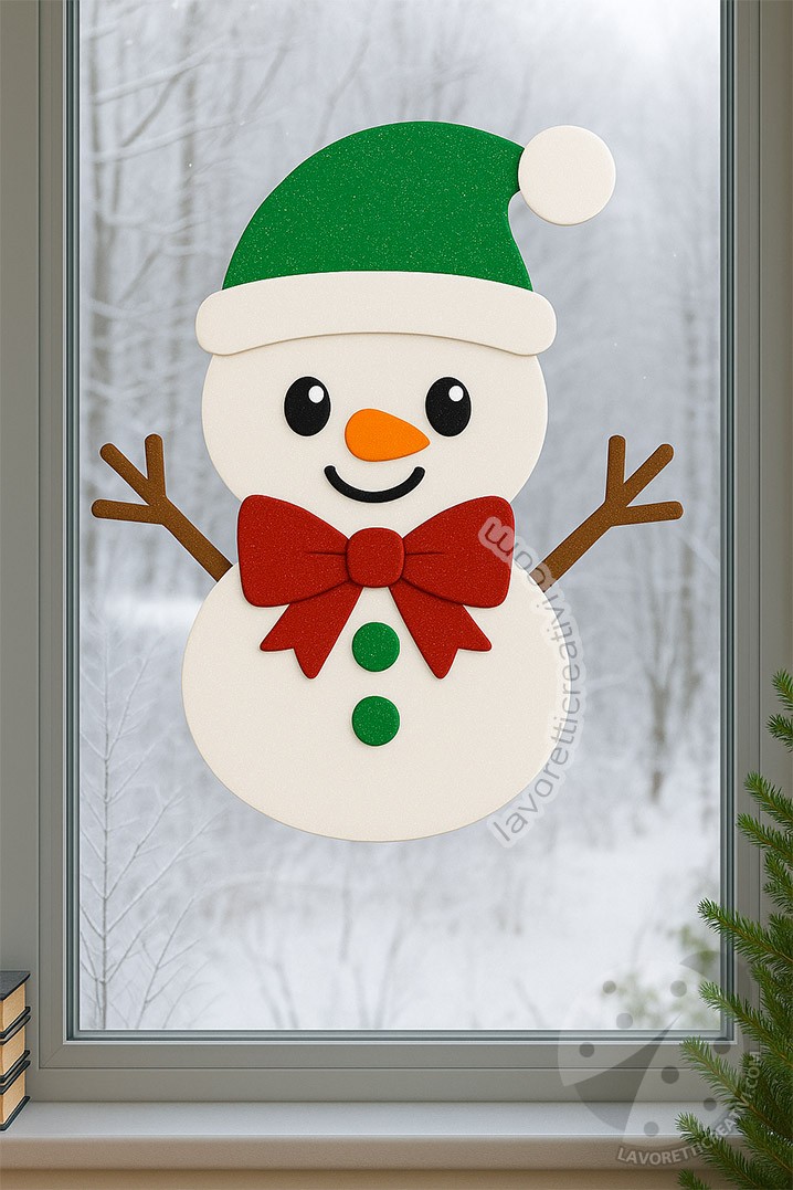 decorazione natalizia per finestra con pupazzo di neve in gomma EVA con cappello verde, fiocco rosso e bottoni verdi.