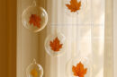 decorazioni palline trasparenti e foglie