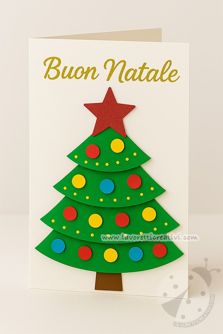 Biglietto di Natale con albero tridimensionale in cartoncino verde a livelli rialzati, palline colorate e scritta dorata Buon Natale.