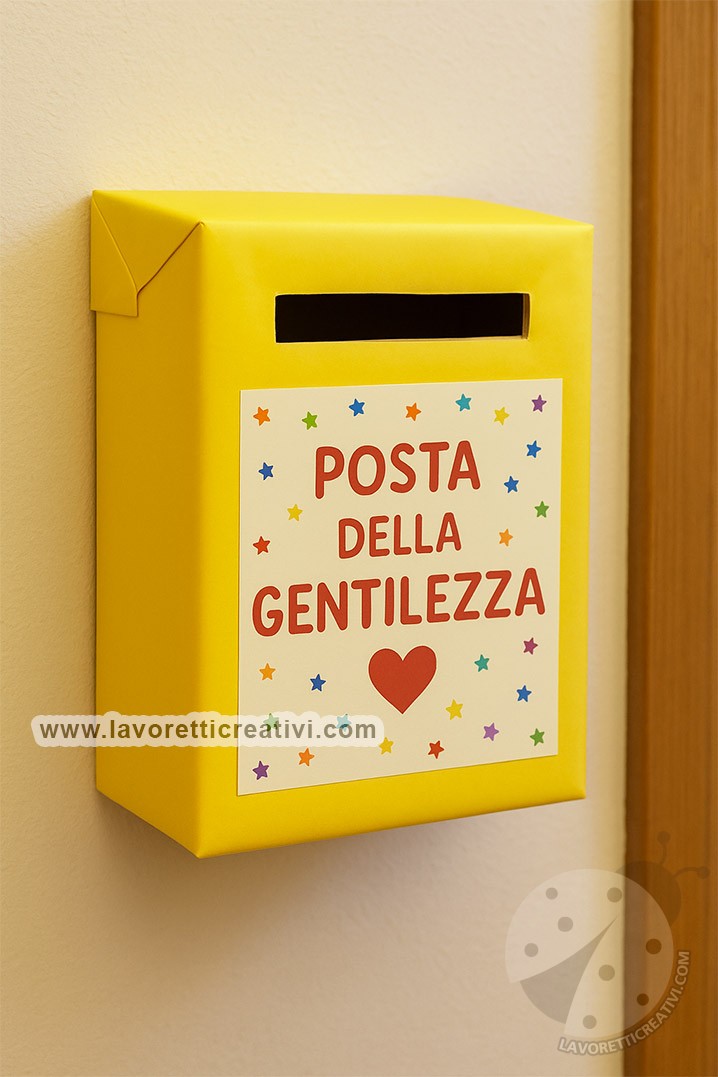 Posta della Gentilezza 7 Cassetta gialla con la scritta “Posta della Gentilezza”, decorata con stelle colorate, simbolo di un’attività scolastica dedicata ai gesti gentili.