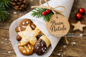cono di biscotti natalizi festivi