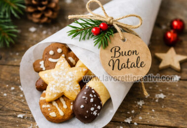 cono di biscotti natalizi festivi