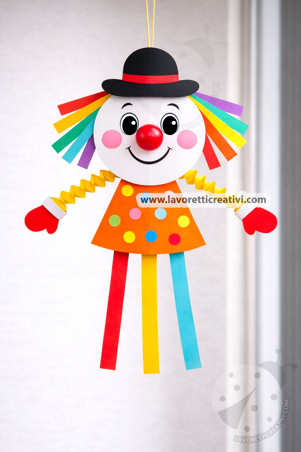 mmagine del pagliaccio sospeso, appeso al soffitto o a un filo