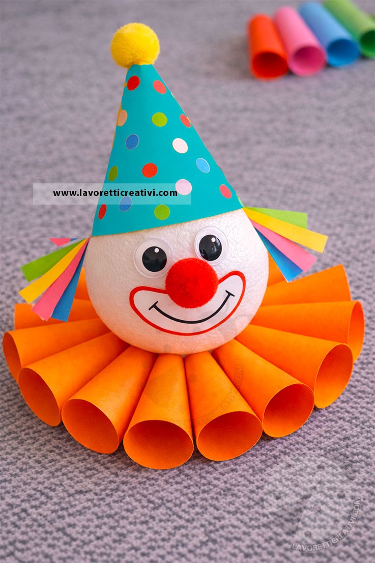 centrotavola pagliaccio con testa in polistirolo cappello azzurro a pois e colletto arancione di carta