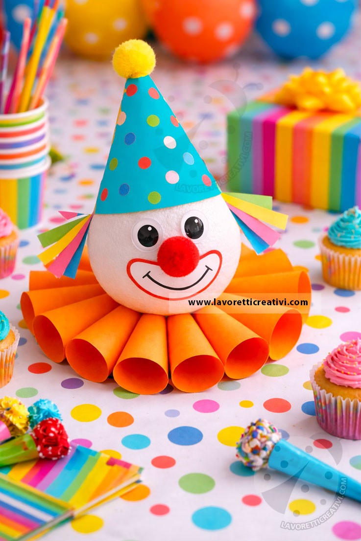 centrotavola pagliaccio inserito su tavolo festa di compleanno colorato