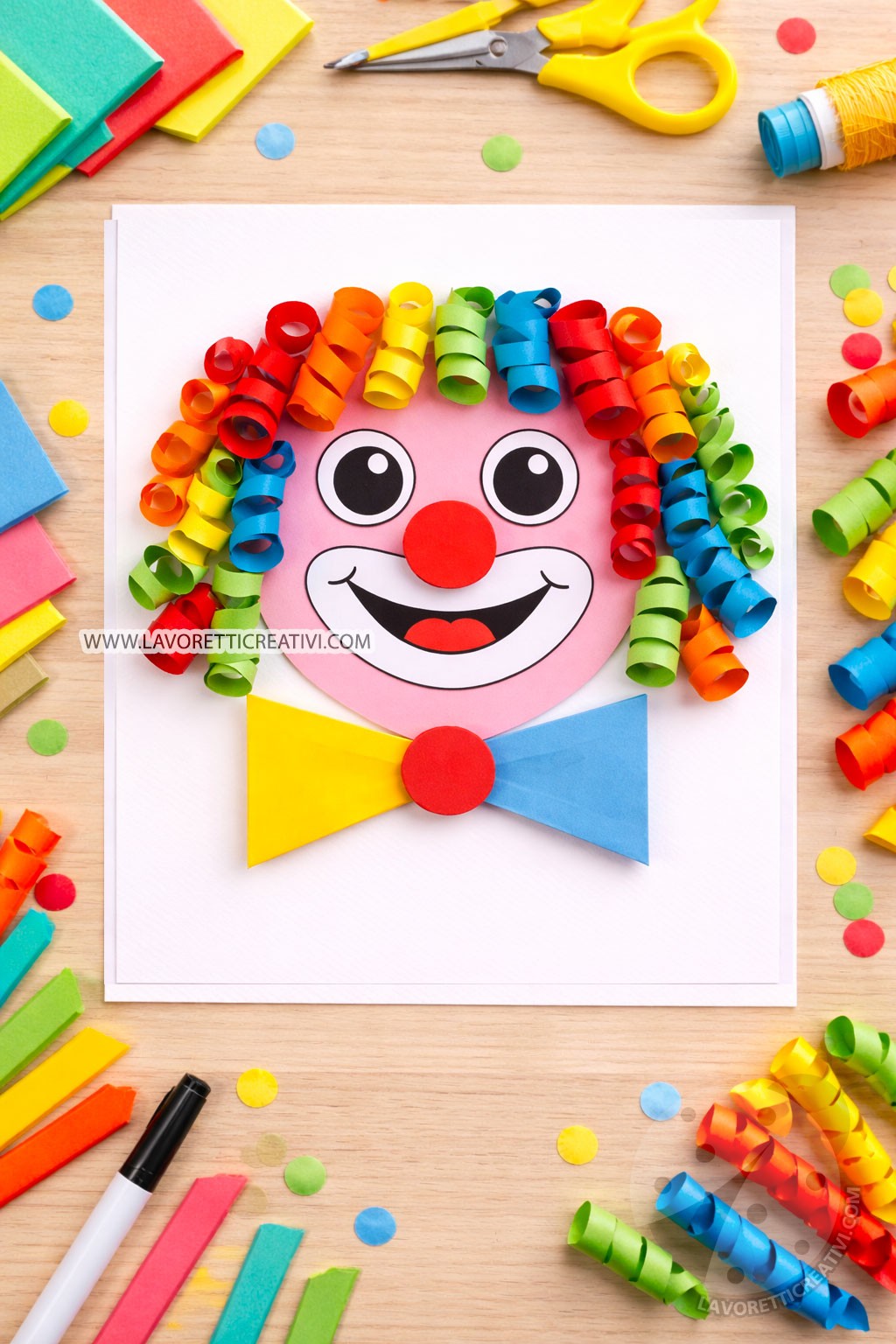 Pagliaccio con capelli a riccioli di carta – lavoretto di Carnevale per scuola infanzia