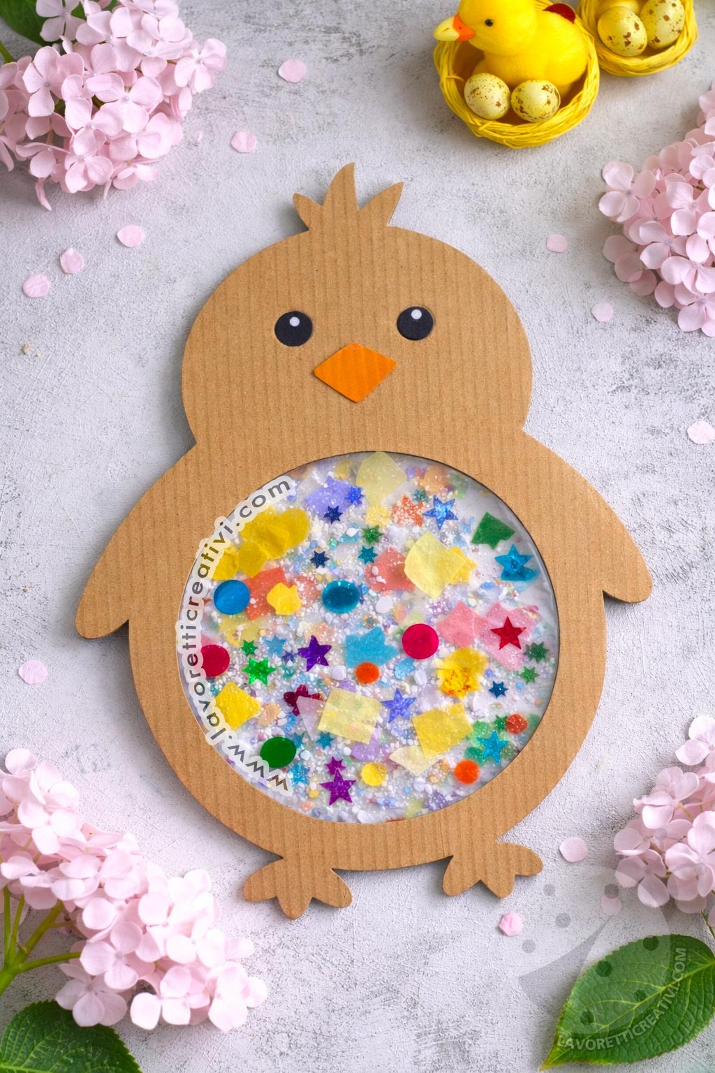 Acchiappasole di Pasqua fai da te con pulcino in cartone e inserto trasparente decorato