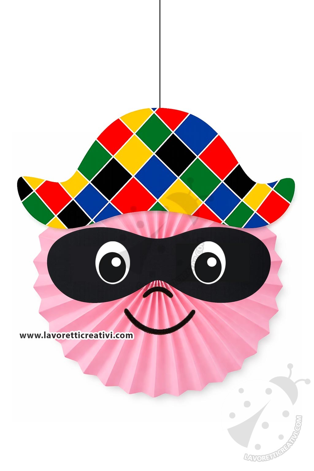 Rosone Arlecchino da appendere per Carnevale 7 Arlecchino con rosone rosa e cappello colorato appeso con filo su sfondo bianco.