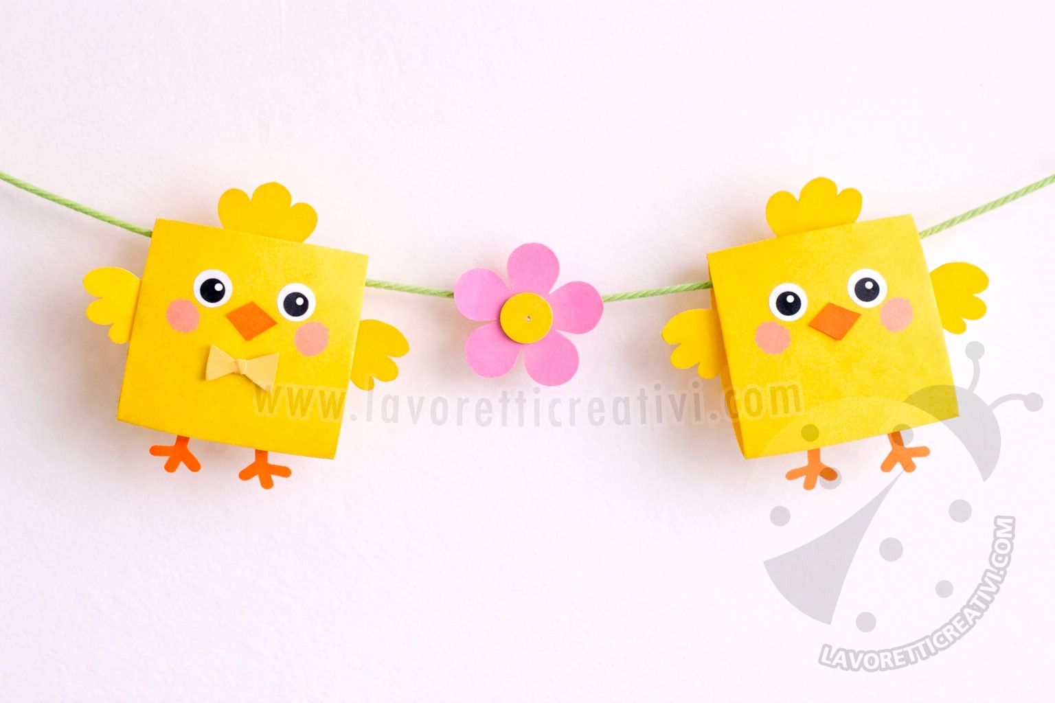 Ghirlanda di pulcini con strisce di carta finita con fiore centrale.