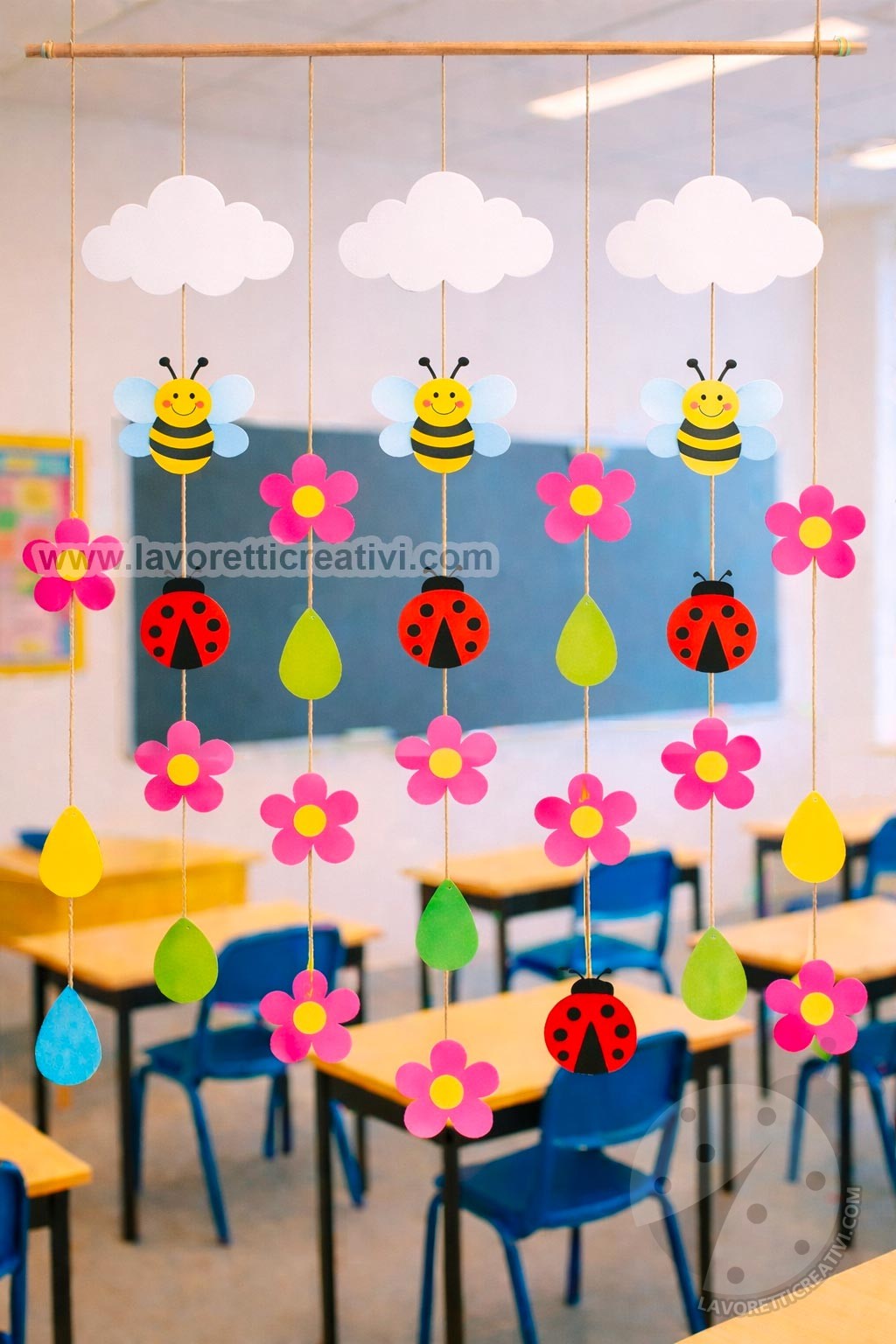 decorazione aula primavera fai da te con fiori api e coccinelle