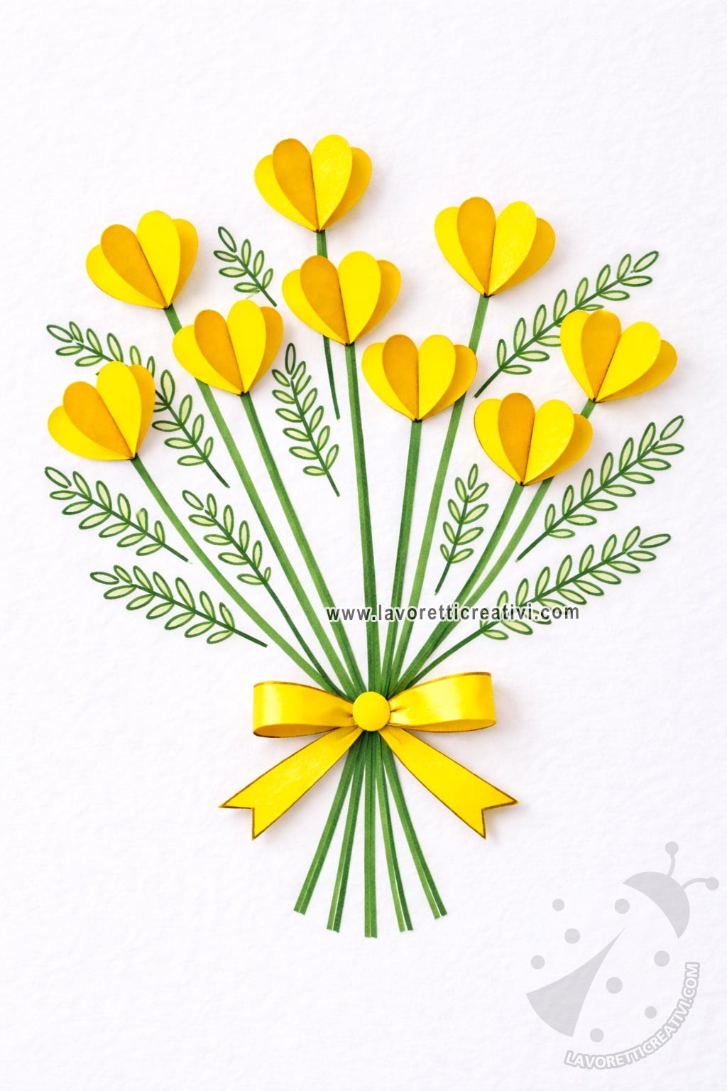 Mimosa con carta e pennarelli 7 Mimosa realizzata con cuori di carta gialla incollati su steli disegnati con pennarello verde e foglie stilizzate, completata con un fiocco alla base del mazzo.