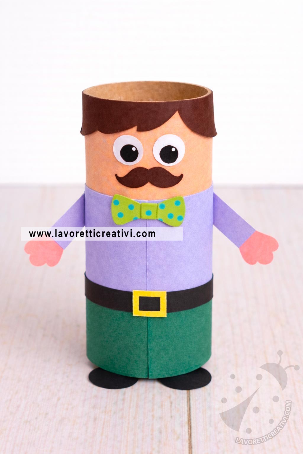 papa con papillon e baffi