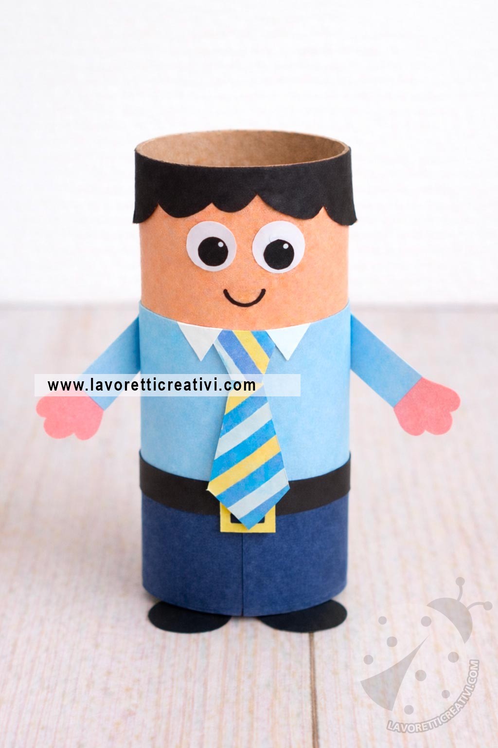 papa con rotolo di carta e cravatta